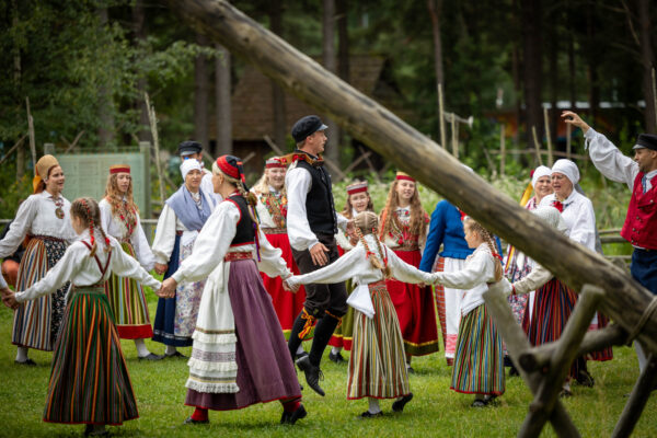 AASTA FOLKLOORIRÜHM LEIGARID: “MIKS ME ÜLDSE OLEME, KELLELE JA MILLEKS ON VAJA FOLKLOORIANSAMBLIT?” 