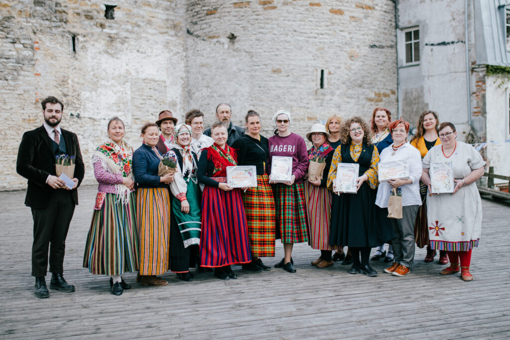 Eesti Folkloorinõukogu tõstab igal aastal esile isikuid ja kooslusi, kelle teadliku ja sihikindla tegutsemise tulemusena on pärimus olnud nähtav ning inspireeri